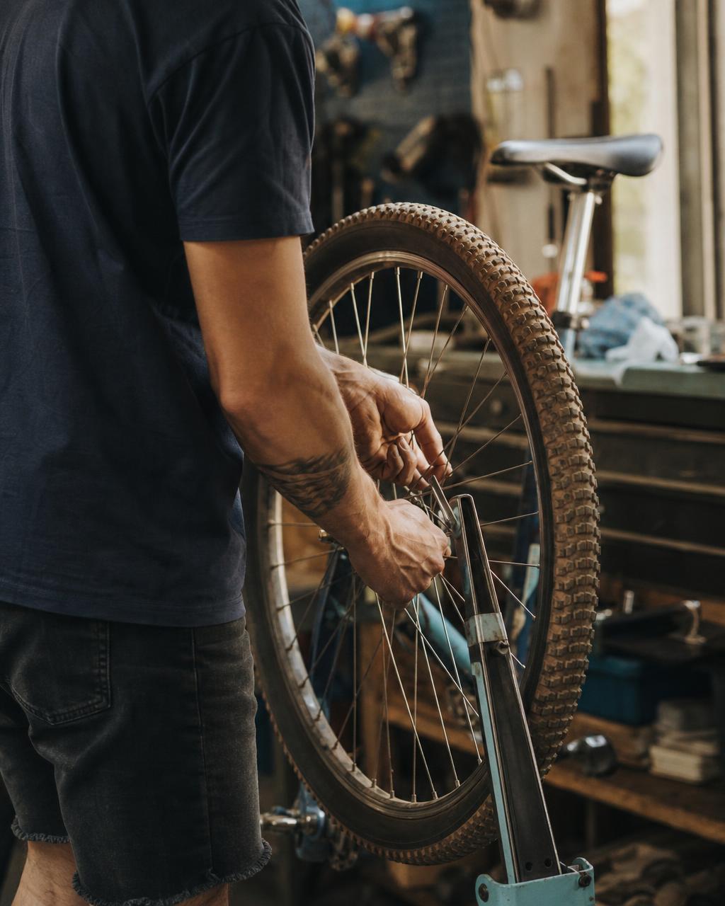 Artisan indépendant au travail dans son atelier